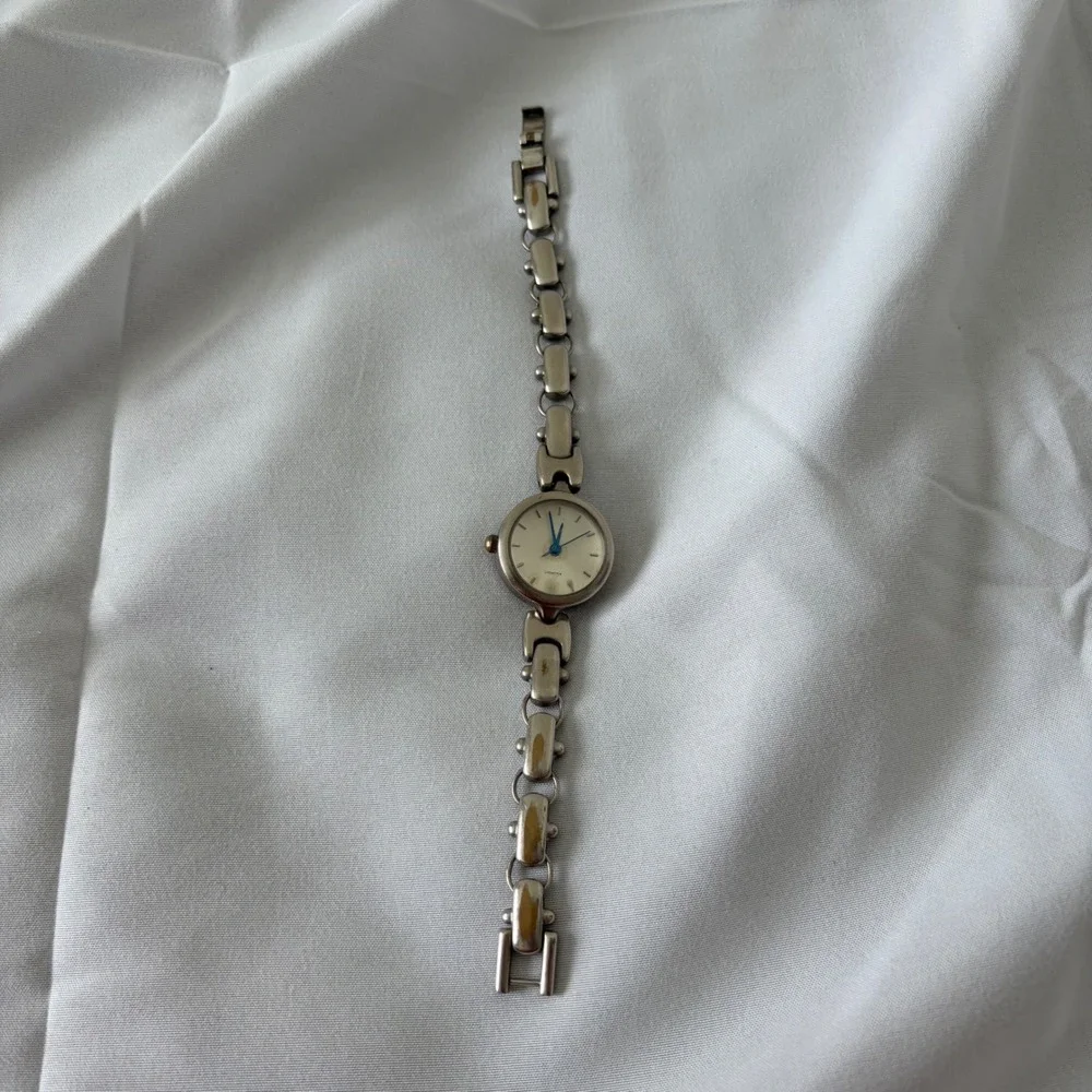 Geneva Womens Silver Tone Link Bracelet Watch Round Face Blue Hands
